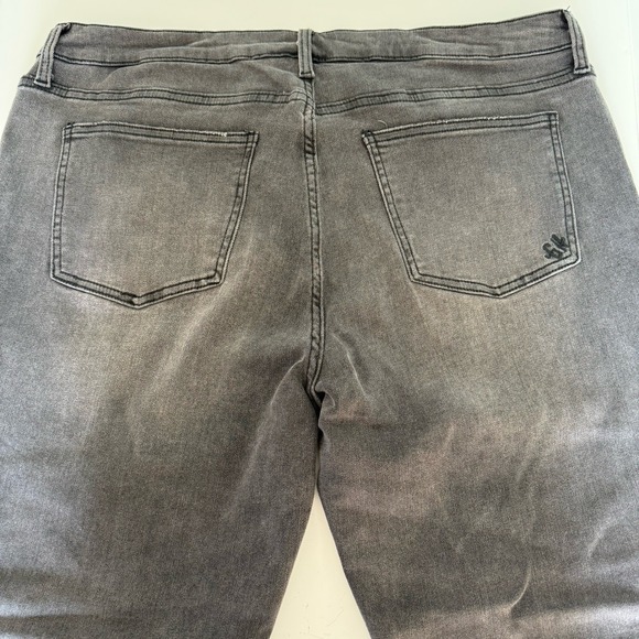 GOOD HART Midrise Skinny Jeans Womens Size 16 Black Wash Distressed Raw Hem - Picture 11 of 12